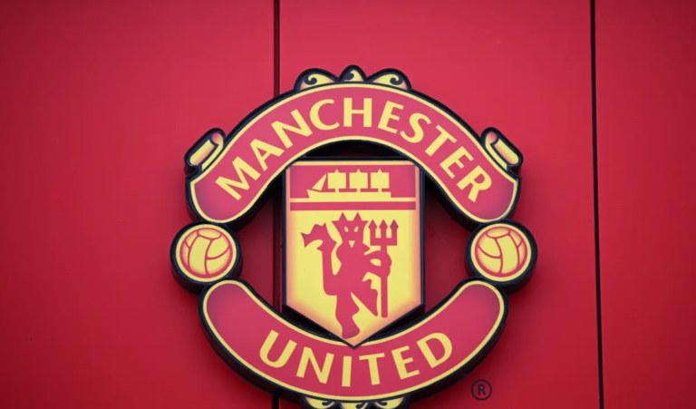 Logo-Manchester-United-atau-MU-di-Stadion-Old-Trafford