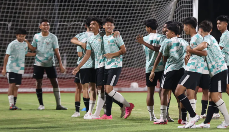 Skuad Timnas Indonesia U-16 menjalani latihan terakhir di Stadion UNS